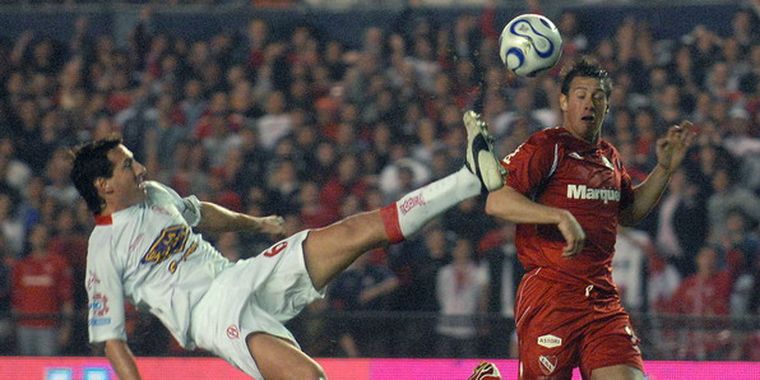 El Tanque Denis las peleó todas y se despachó con goles en el triunfo ante el Globo. Foto: Na