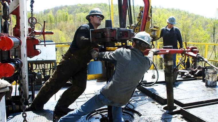 Trabajadores de Chesapeake Energy en un sitio del pozo de gas natural cerca de Burlington (Pensilvania, EE.UU.).