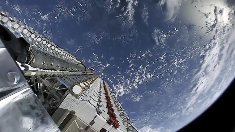 El servicio de Starlink es de internet satelital mediante las unidades lanzadas al espacio por la empresa SpaceX, ambas propiedad de Elon Musk. Foto: SpaceX