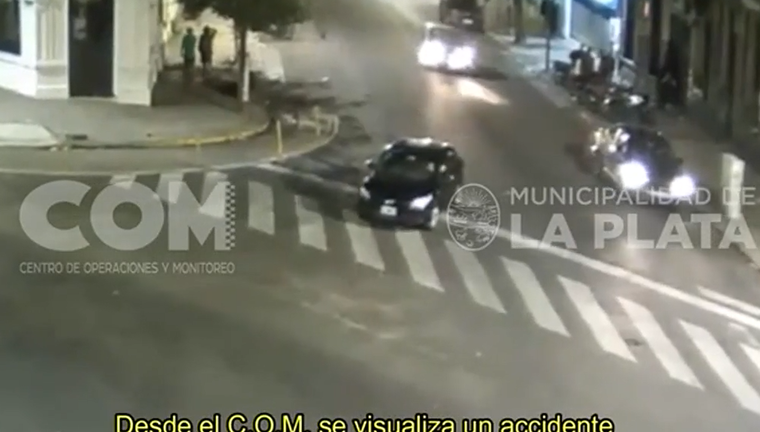 En las imágenes se puede ver al conductor manejando de forma errática Foto: Centro de Operaciones y Monitoreo La Plata