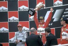 Mika Hakkinen (2º), Michael Schumacher (1º) y Eddie Irvine (3º) en el podio del GP de Argentina de 1998, la última vez de la F1 en el país Foto: publicada en As