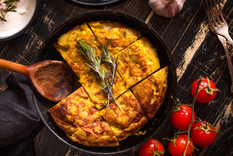 Se puede servir caliente, a temperatura ambiente o incluso fría, siendo popular en bocadillos y tapas.