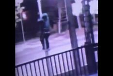 El ladrón trepa al poste de luz para robar las flamantes luminarias led de una calle de Guaymallén