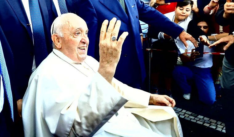 Papa Francisco El papa Francisco, al salir del hospital romano. Foto: Efe.