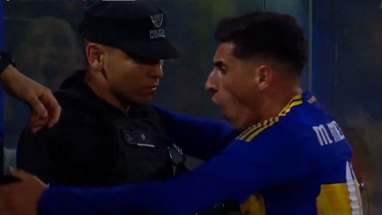 Merentiel abraza al policía luego del gol Foto: Captura Video