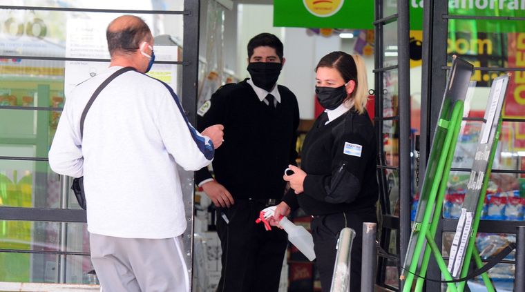 Personal de seguridad controla si los clientes pueden realizar la compra el día que le corresponde Foto: ALF PONCE / MDZ