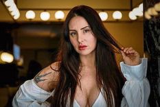 La Mala Rodríguez derrochó belleza con un coqueto traje de baño blanco.