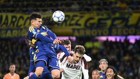 El extremo de Boca, Leonel Flores, se suspende en el aire y le gana en lo alto a Peña Biafore, de Lanús.&nbsp;