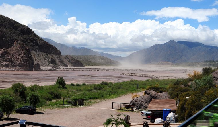 Las postales del dique Potrerillos impactan al ver el bajo nivel de agua.&nbsp;