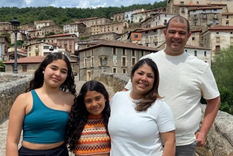 Soraida Ledezma y Carlos Escalona (derecha) junto a sus hijas en Villoslada de Cameros, La Rioja. Foto: ALICIA HERNÁNDEZ