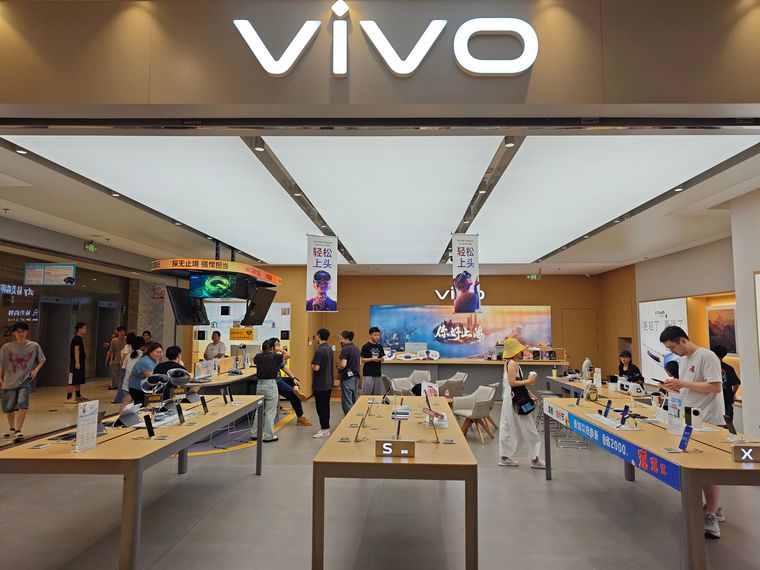 El sistema de cámaras del teléfono incorpora sensores de Sony y teleobjetivos de gran escala para capturar objetos a larga distancia. El sistema de cámaras del teléfono incorpora sensores de Sony y teleobjetivos de gran escala para capturar objetos a larga distancia.