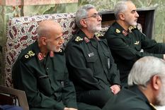 En Irán, Esmail Qaani (C), comandante de la unidad de élite Fuerza Quds del Cuerpo de la Guardia Revolucionaria Islámica de Irán (CGRI), asiste a una reunión con el Líder Supremo iraní y comandantes de las Fuerzas Armadas de la República Islámica de Irán. Foto DPA