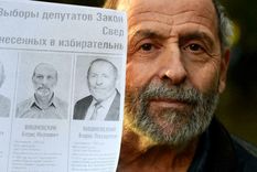 Boris Vishnevsky, candidato del partido liberal Yábloko, en los comicios legislativos, denuncia que aparecen dos clones suyos. Foto: Afp.