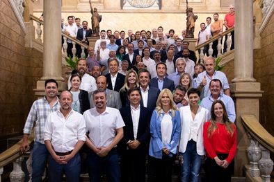 MDZol | Axel Kicillof, Máximo Kirchner y Sergio Massa junto a intendentes. Foto: Archivo MDZ