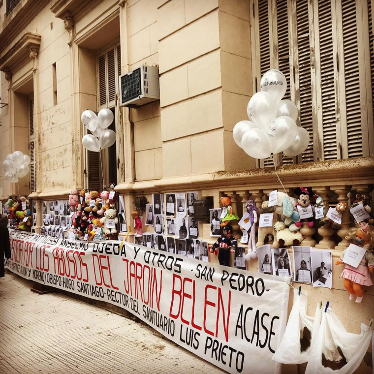 Los padres se manifestaron pidiendo justicia por los niños que fueron víctimas de abuso en un jardín de infantes Foto: instagram.com/justiciaxabusosdeljardinbelen