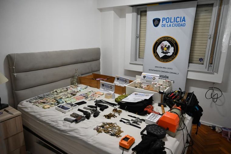 Plata POLICIA DE LA CIUDAD LOS CERRAJEROS portada