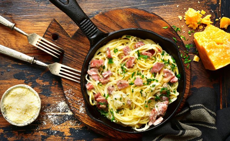 Pasta a la carbonara Una receta clásica de Italia para hacer en pocos pasos. Foto: Shutterstock