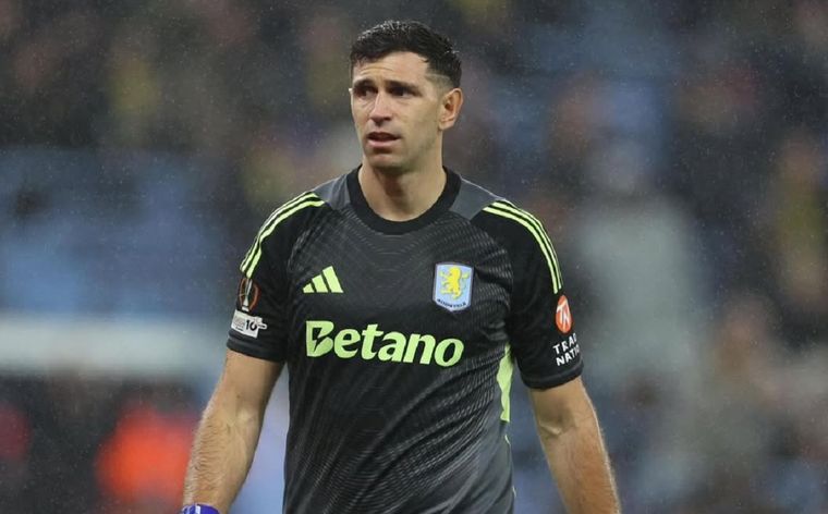 Dibu Martínez quedó fuera de la lista de Aston Villa para visitar a West Ham.