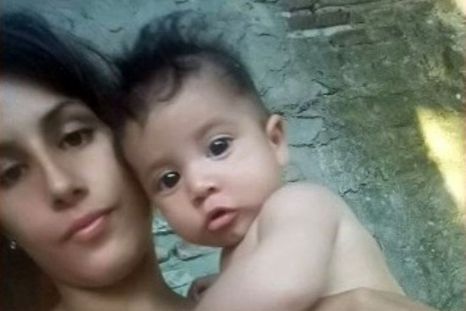 El bebé fue prendido fuego y su madre logró salvarse del ataque