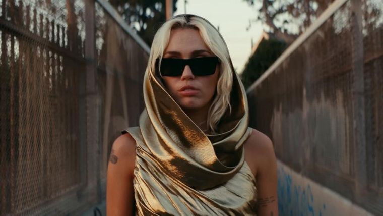 Foto: https://www.eldiario.es/cultura/musica/miley-cyrus-flowers-transforma-despecho-amor-propio-primer-single-nuevo-disco_1_9862896.html