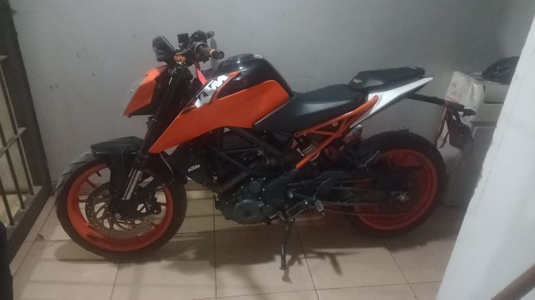 La KTM Duke recuperada por los policías. La KTM Duke recuperada por los policías. 