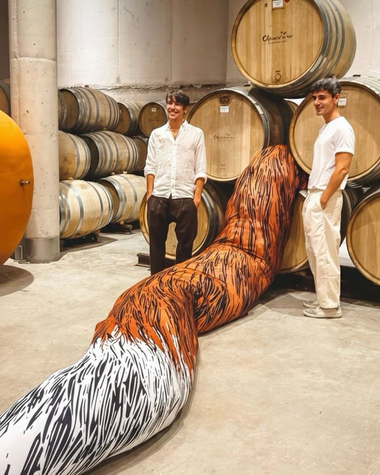 El zorro representa el paso de Gastón y Gabriel por Mendoza. Está relleno de almohadas que posteriormente fueron donadas a un hogar de adultos mayores en el Valle de Uco. El zorro representa el paso de Gastón y Gabriel por Mendoza. Está relleno de almohadas que posteriormente fueron donadas a un hogar de adultos mayores en el Valle de Uco.