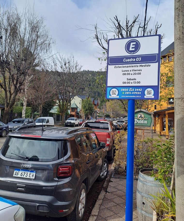La zona céntrica de San Martín de los Andes cambió su paisaje. Ahora, los carteles con el aviso del estacionamiento pago son los protagonistas Foto: MDZ