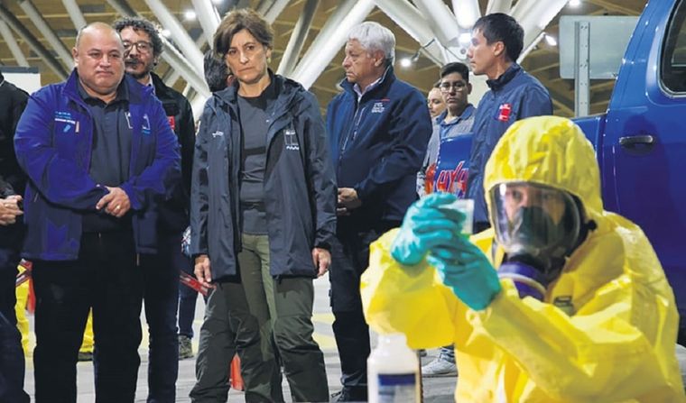 Las autoridades chilenas durante el proceso de desinfección del complejo fronterizo.