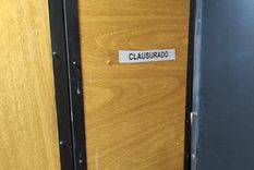 Uno de los baños tenía el cartel de “Clausurado” y el resto presenta condiciones de higiene muy precarias. Algo común que se repite cada año.