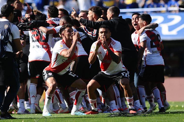 El plantel de River sigue festejando la victoria. Foto: EFE