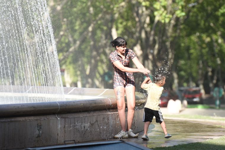 El calor fue intenso hoy. Foto: Maximiliano Ríos/MDZ