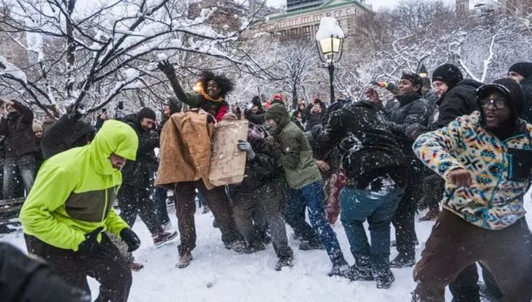 Incidentes en Nueva York: batalla de bolas de nieve dejó policías heridos y un detenido.