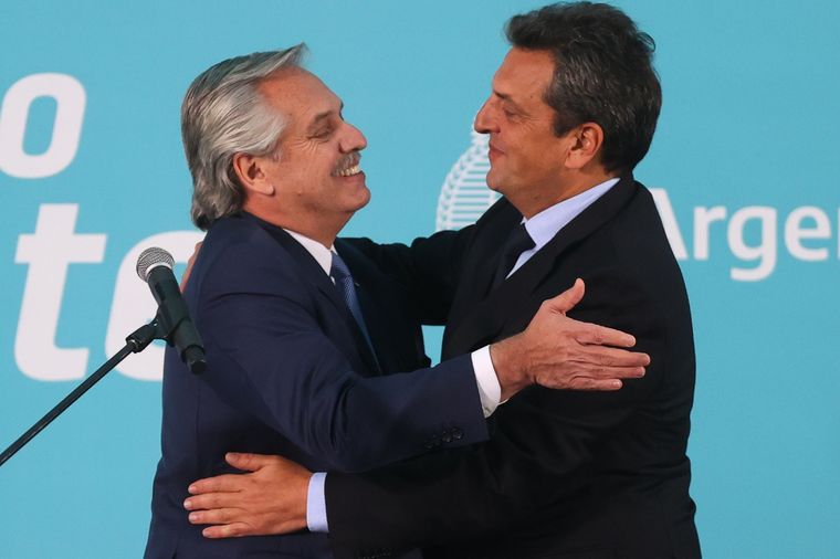 El presidente Alberto Fernández hace rato que viene corriendo de atrás a los precios. Ahora prueba con Sergio Mass, que dio algunas señales de ortodoxia, aunque la suba de tarifas impactará en la inflación de septiembre. Foto: EFE
