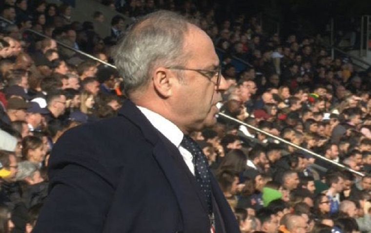 Luis Campos bajó a la cancha y dio indicaciones como si fuera un ayudante más.