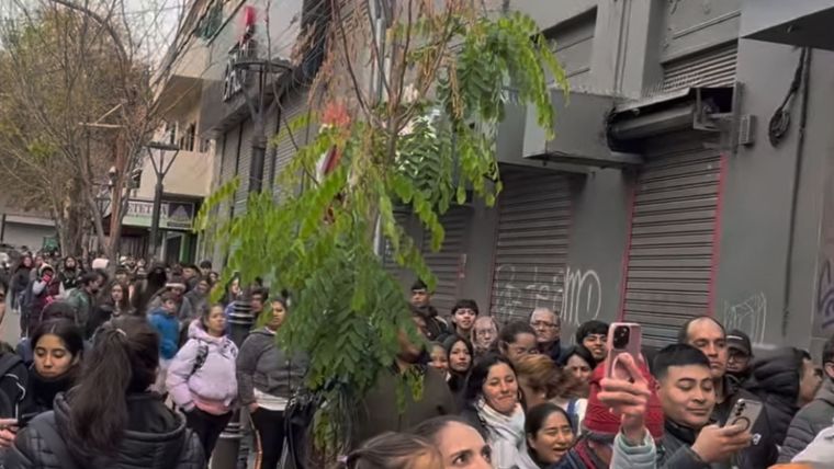 Cientos de ciudadanos atrapados en el delirio y caos en el centro mendocino tras la multitudinaria convocatoria.