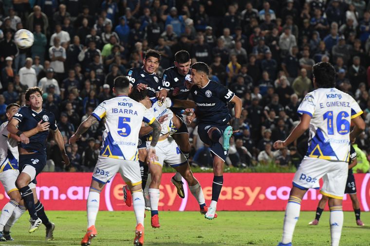 El CSIR derrotó a Central en el Gargantini y se encamina a la clasificación a la fase final del Apertura. El CSIR derrotó a Central en el Gargantini y se encamina a la clasificación a la fase final del Apertura.