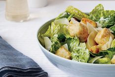 Vas a necesitar muy pocos ingredientes para hacer esta ensalada rica y saludable Foto: Freepik