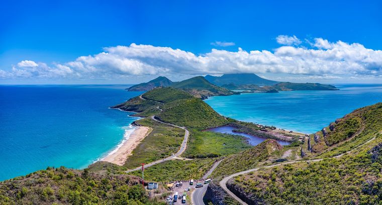 Sus playas vírgenes y resorts de lujo la convierten en un refugio caribeño codiciado por celebridades y millonarios. Sus playas vírgenes y resorts de lujo la convierten en un refugio caribeño codiciado por celebridades y millonarios.