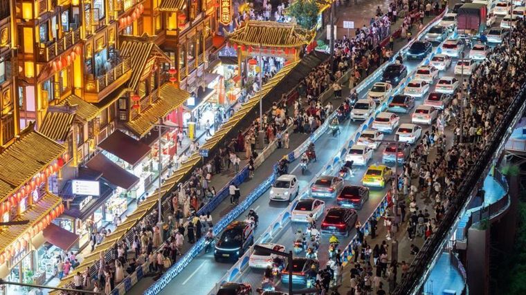Los hombres intentan conocer mujeres en la concurrida Chongqing.
