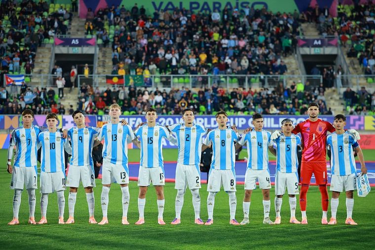 Argentina goleó 4-1 a Australia y selló su clasificación a octavos de final del Mundial Sub 20 de Chile. Argentina goleó 4-1 a Australia y selló su clasificación a octavos de final del Mundial Sub 20 de Chile.