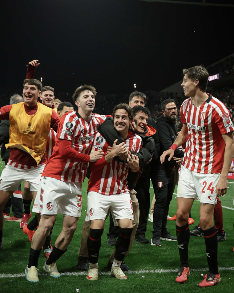 Estudiantes elimin&oacute; a Corinthians y se meti&oacute; entre los cuatro mejores de Am&eacute;rica.