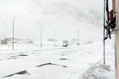 en medio de un fuerte temporal, el paso a chile continua cerrado