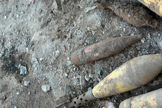 El hombre estaba remodelando la casa de su padre, cuando encontró cinco explosivos. El hombre estaba remodelando la casa de su padre, cuando encontró cinco explosivos.