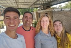 Joel, Sergio, Karina y Ariadna dejarán sus vidas en Mendoza para emigrar a España.