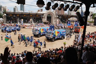 MDZol | La gran fiesta de La Rural, con una multitud siguiendo el Dakar, como en toda la carrera. Foto: NA