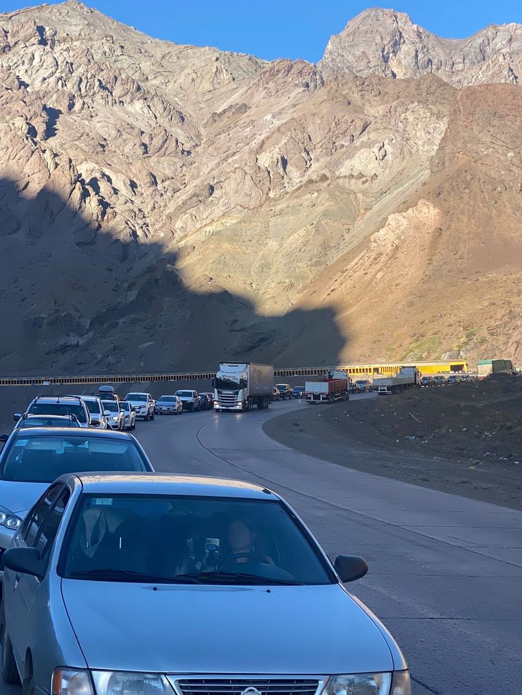 Ayer cruzaron un total de 3.000 argentinos hacia Chile por el Paso Los Libertadores Foto: Gentileza