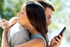 ¿Qué es el micro-cheating y cuándo se convierte en una verdadera infidelidad?