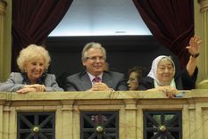 El exjuez español, Baltasar Garzon (C), junto a la titular de abuelas de Plaza de Mayo, Estela de Carlotto (I) y la presidenta de Madres de Plaza de Mayo, Hebe de Bonafini (D), esta ultima falleció hoy a los 93 años. Foto: FOTO: JUAN VARGAS