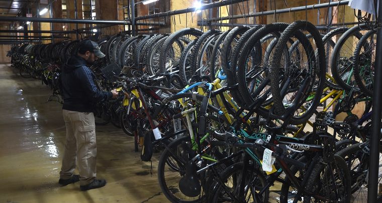 Unas 12.000 bicicletas están secuestradas. En la foto, Juan Pablo Díaz, encargado de las piletas de secuestros. Foto: Walter Moreno/Mdz