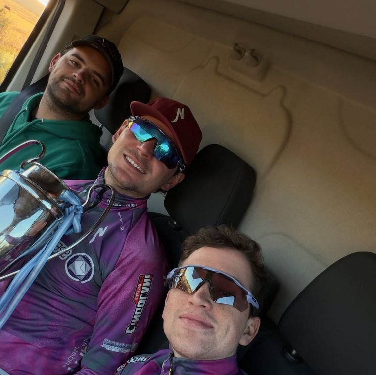 Juani junto a su compañero del Marconi Racing Team, Agustín Durán, quien se quedó con la victoria en la categoría profesional. Juani junto a su compañero del Marconi Racing Team, Agustín Durán, quien se quedó con la victoria en la categoría profesional.